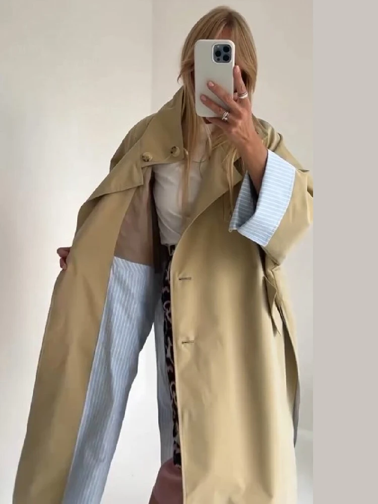 Minimalistischer Khaki Oversized Trenchcoat für Damen mit Revers, Doppelknopfverschluss, gestreiften Manschetten, Futter und Seitenschlitz – Oberbekleidung für den Alltag im Herbst. – Detail 6