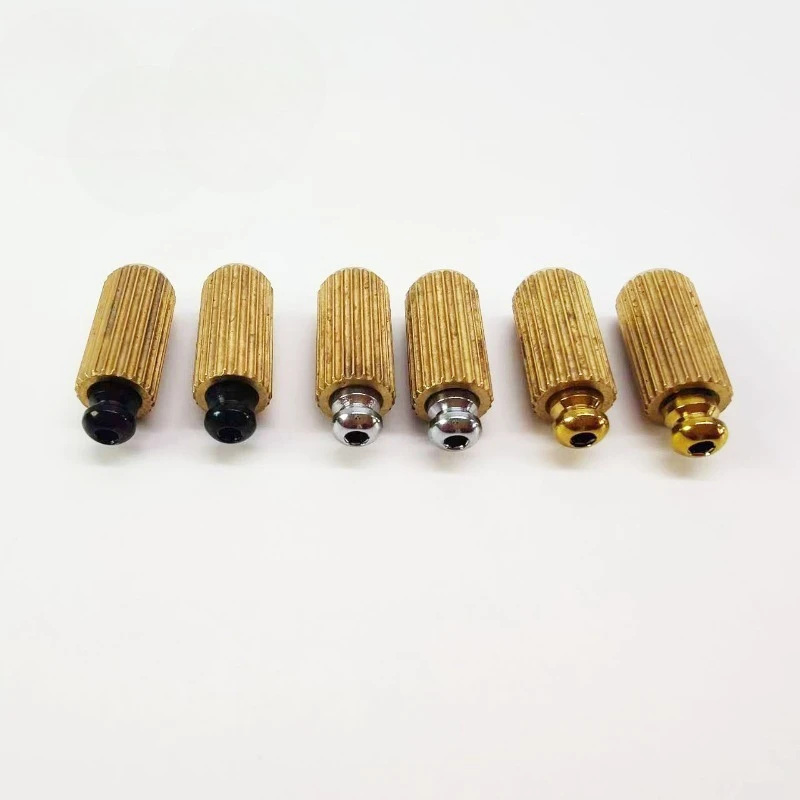 نظام جسر اهتزاز بقفل مزدوج على طراز Floyd Rose مع أعمدة فولاذية وبطانات نحاسية، وحدة جسر قضيب Whammy للجيتار