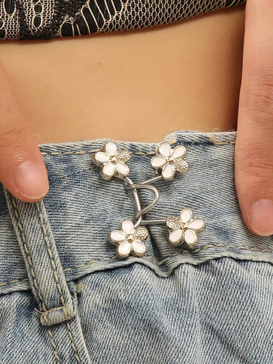 This Jeans Decorative Buckle Is So Exquisite! Taking The Flower Shape As The Design Element, The White Petals Are Matched With Shiny Decorations, Which Is Full Of Delicacy.
