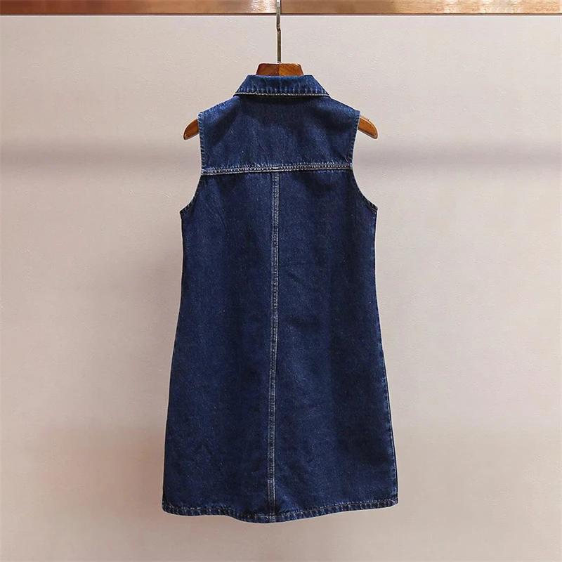 Un nuevo vestido vaquero sin mangas con múltiples bolsillos decorado con botones de diamantes lavados de algodón puro con solapa para mujer de verano y mini de moda