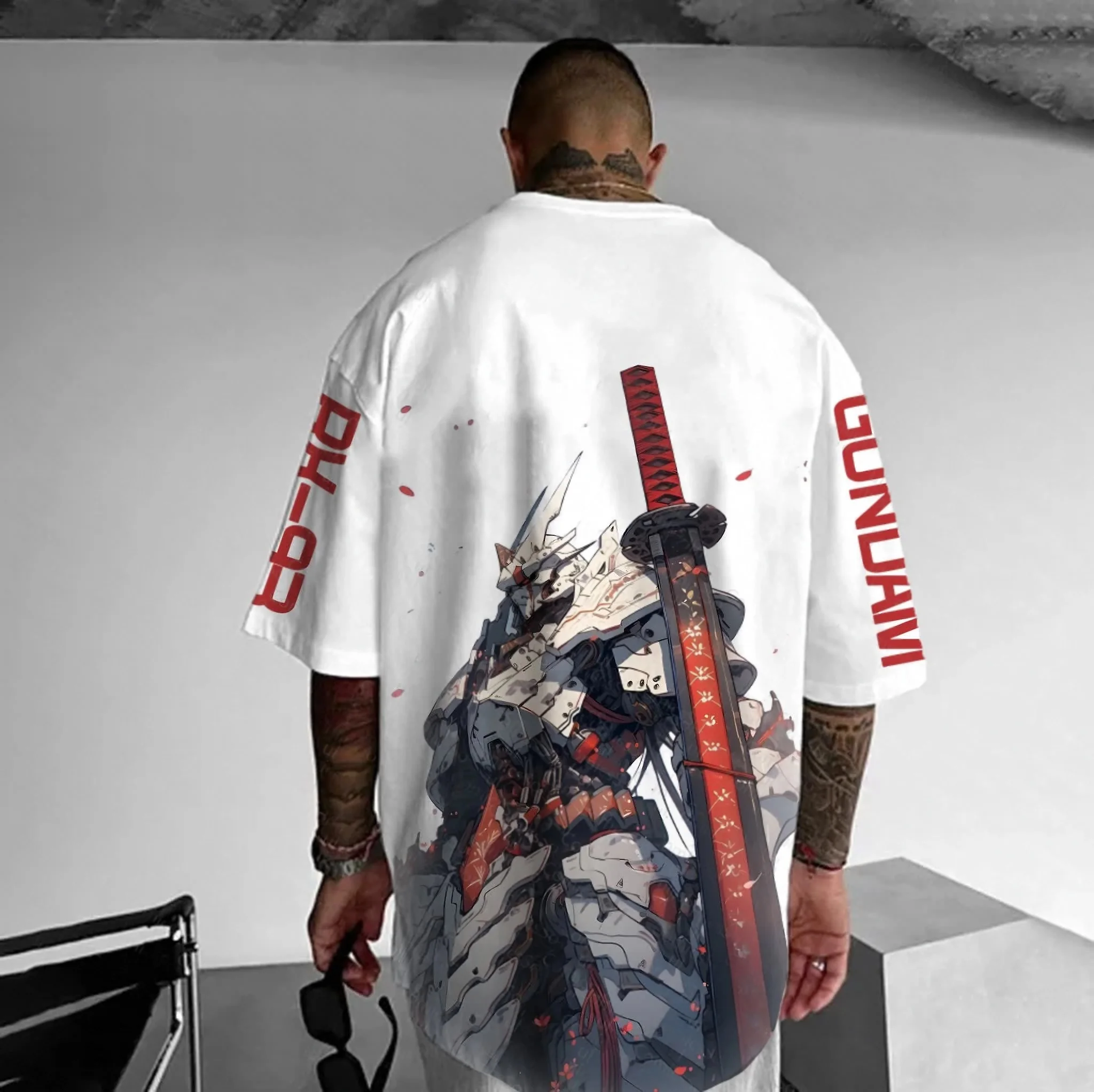 Camiseta branca de grandes dimensões com estampa traseira anime mecha gundam espada vermelha robô ch 8 gunlami letras manga design casual streetwear camiseta