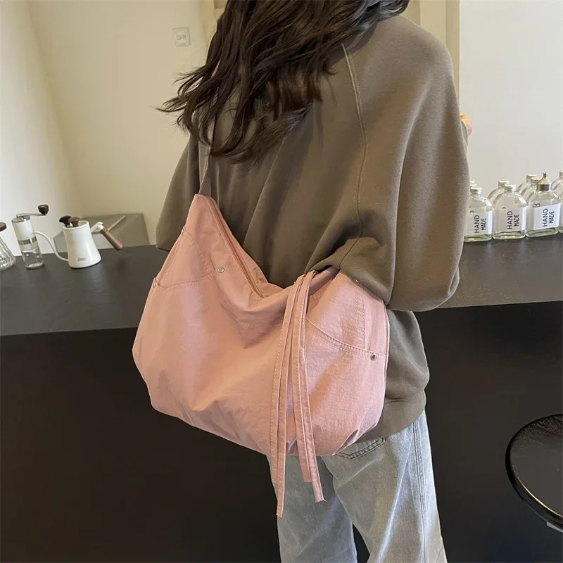 Versión coreana de bolso de nailon para dumplings, bolso de hombro versátil de estilo perezoso para ir al trabajo, bolso de mano informal de gran capacidad para Otoño e Invierno