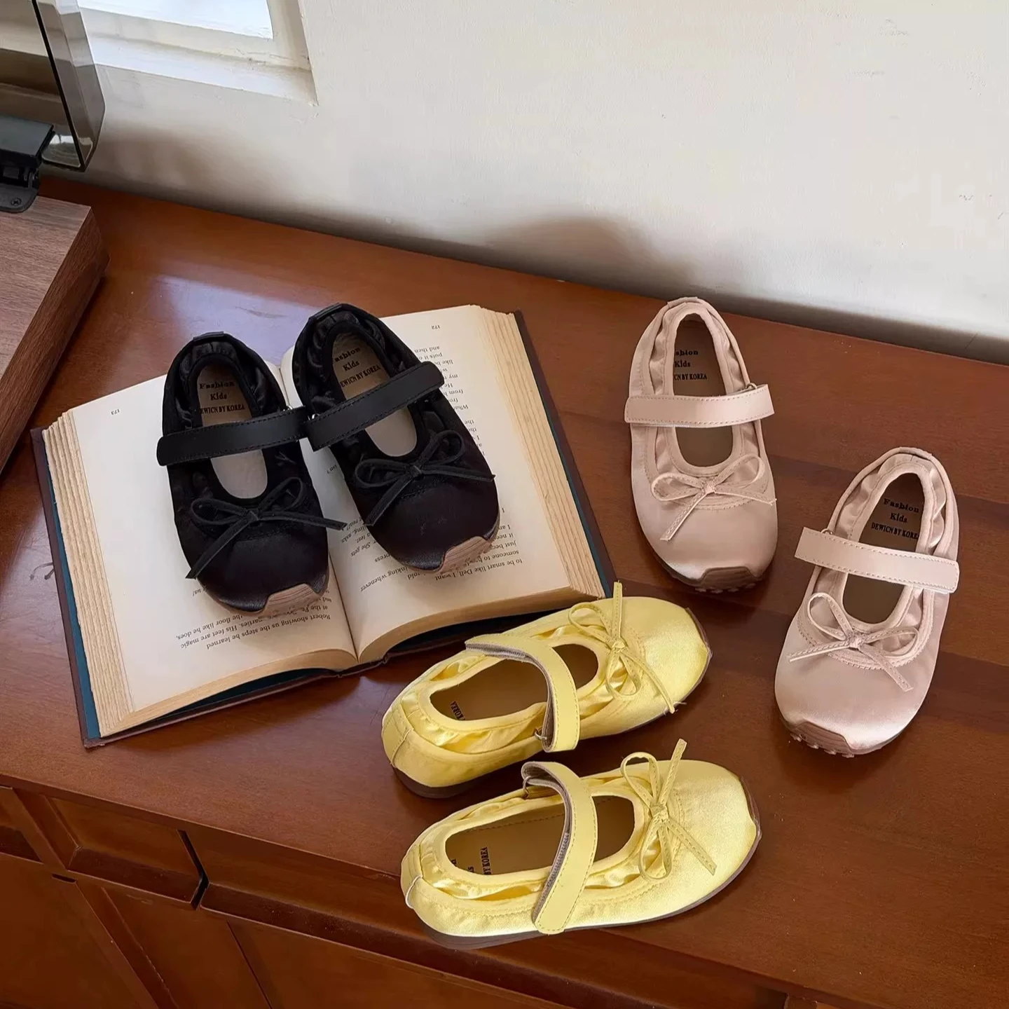 

Little Girls Bow Detail Ballet Sneakers 2026 New Summer Kids Strappy Casual Shoes Soft Sole Simple Girls School Outdoor Barefoot