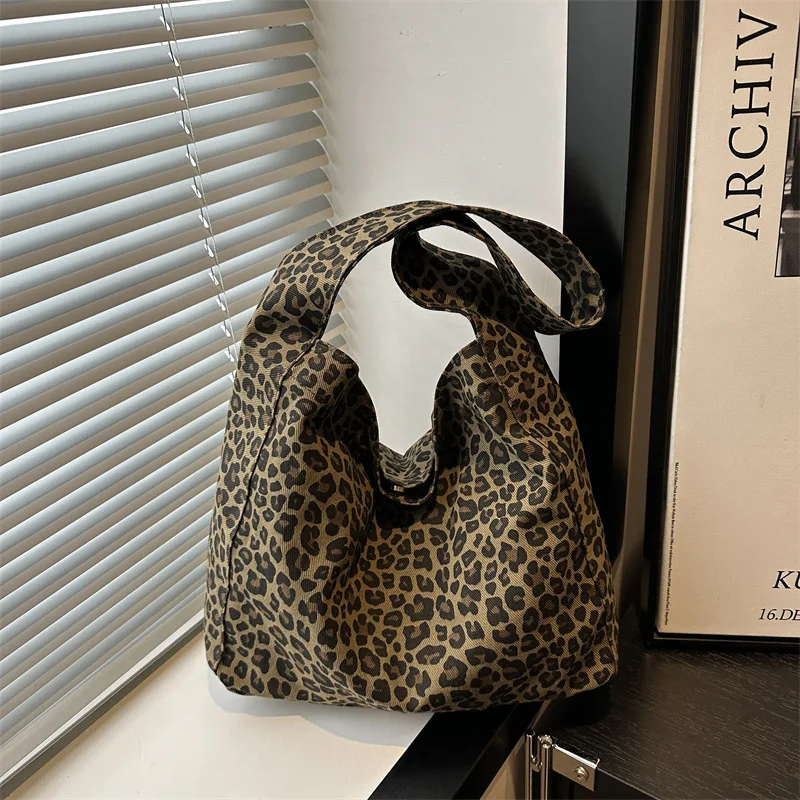 

Leopard Pattern Tote Bag Vintage Wide Strap Bucket Large Capacity Crossbody Bags for Commute Outings Female Underarm Purse Bag