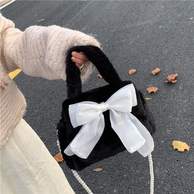 لطيف القوس حقيبة يد نسائية 2025 شتاء جديد الحلو حقيبة قطيفة صغيرة اللؤلؤ سلسلة اليد حقيبة كروسبودي موضة الملمس حقيبة مربعة صغيرة