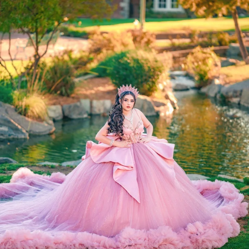 핑크색 킨세아녜라 드레스, 오프숄더 크리스탈 레이스 레이어드 글리터 데칼 롱테일 보우 베스티도스 데 15 킨세아녜라 ﻿ 맞춤 제작