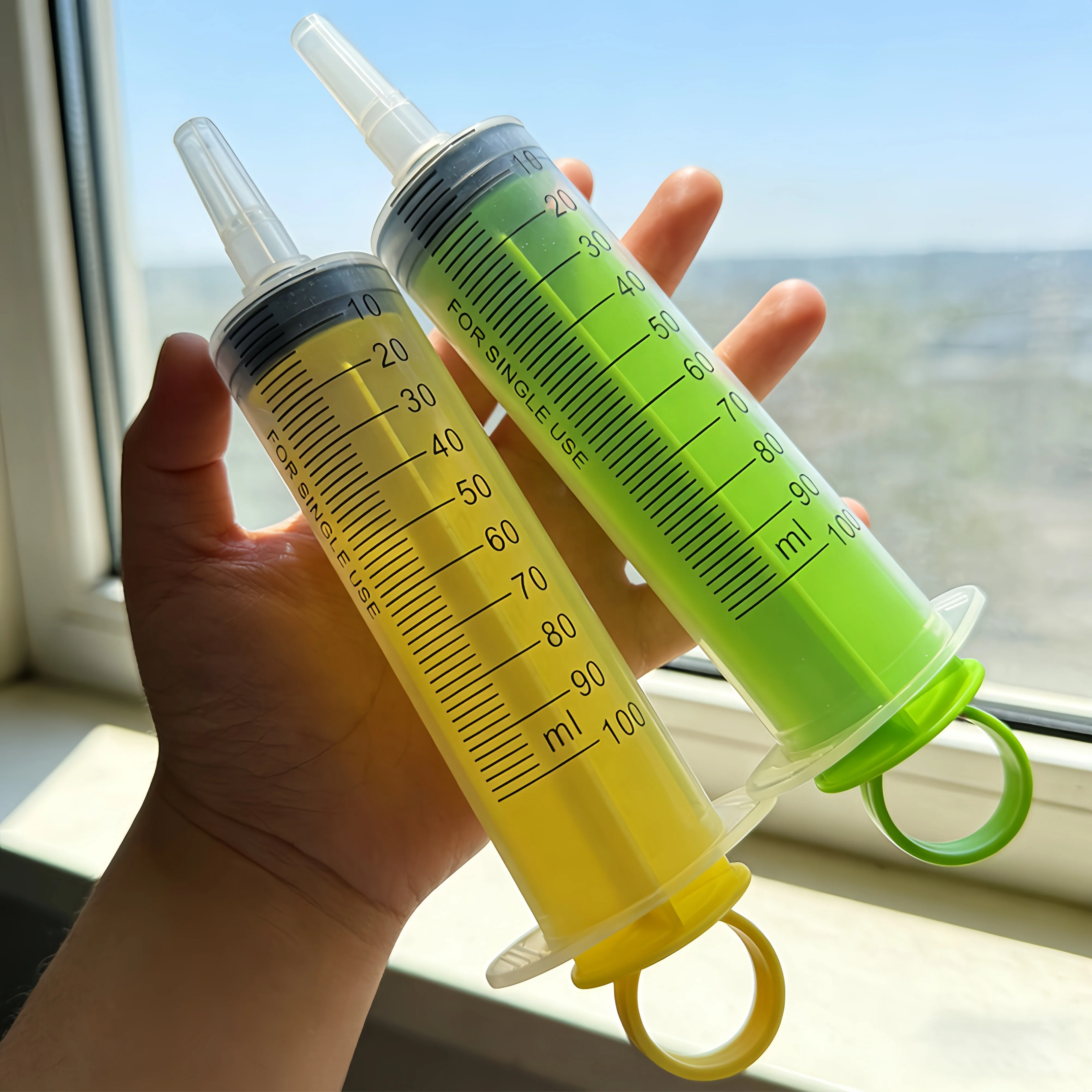 100ml Colored Syringe, Liquid Syringe with Cap, Needle-Free Measuring and Dispensing Tool, Large Capacity Reusable Graduated Tube, Suitable for Laboratory Samples, Glue, Liquid Dispensing, Measurement, Pet Feeding, Ink Replacement, Watering Plants, Parties, Oil Pumping (Green, Yellow)
