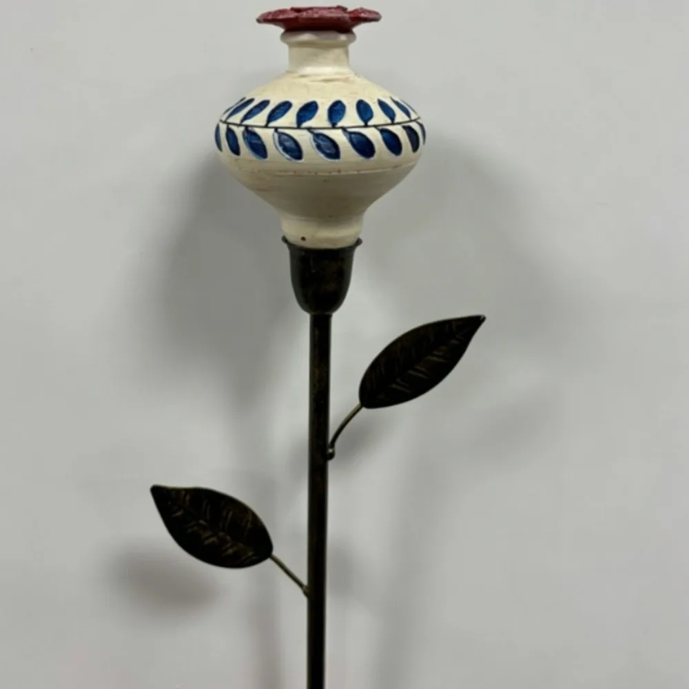 Vintage Hummingbird Feeder Garden Stake Hand Painted Iron Art Flower Shaped Bird Feeder Rust-resistant Metal Stand