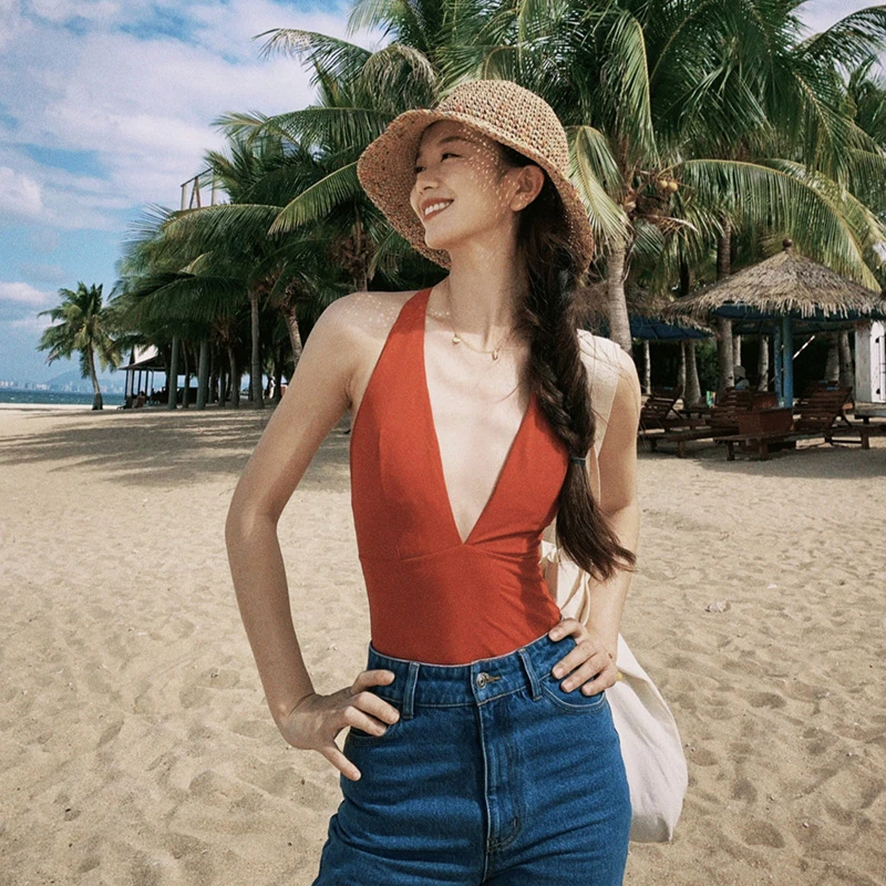 

2026 New Women's One-Piece Swimsuit Red Sexy V-Ne Thermal Spring Bathing Belly Covering High-End Sensation Slimming Effect
