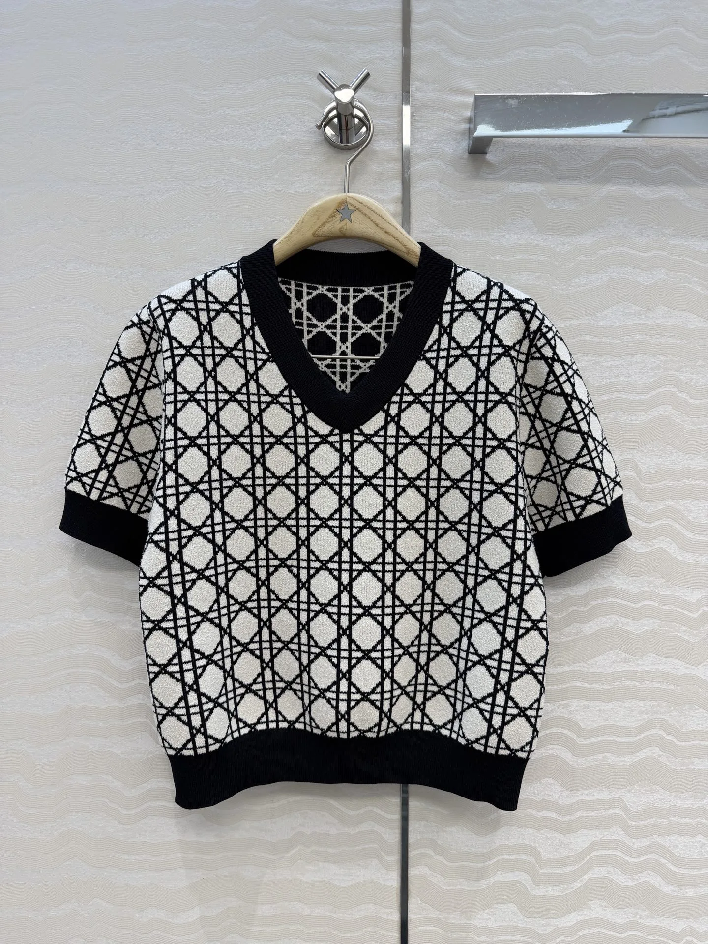Elegant Versatile Spring Summer V-Neck Black White Plaid Cotton Knitted Short Sleeve T-Shirt Casual Style Women's Top