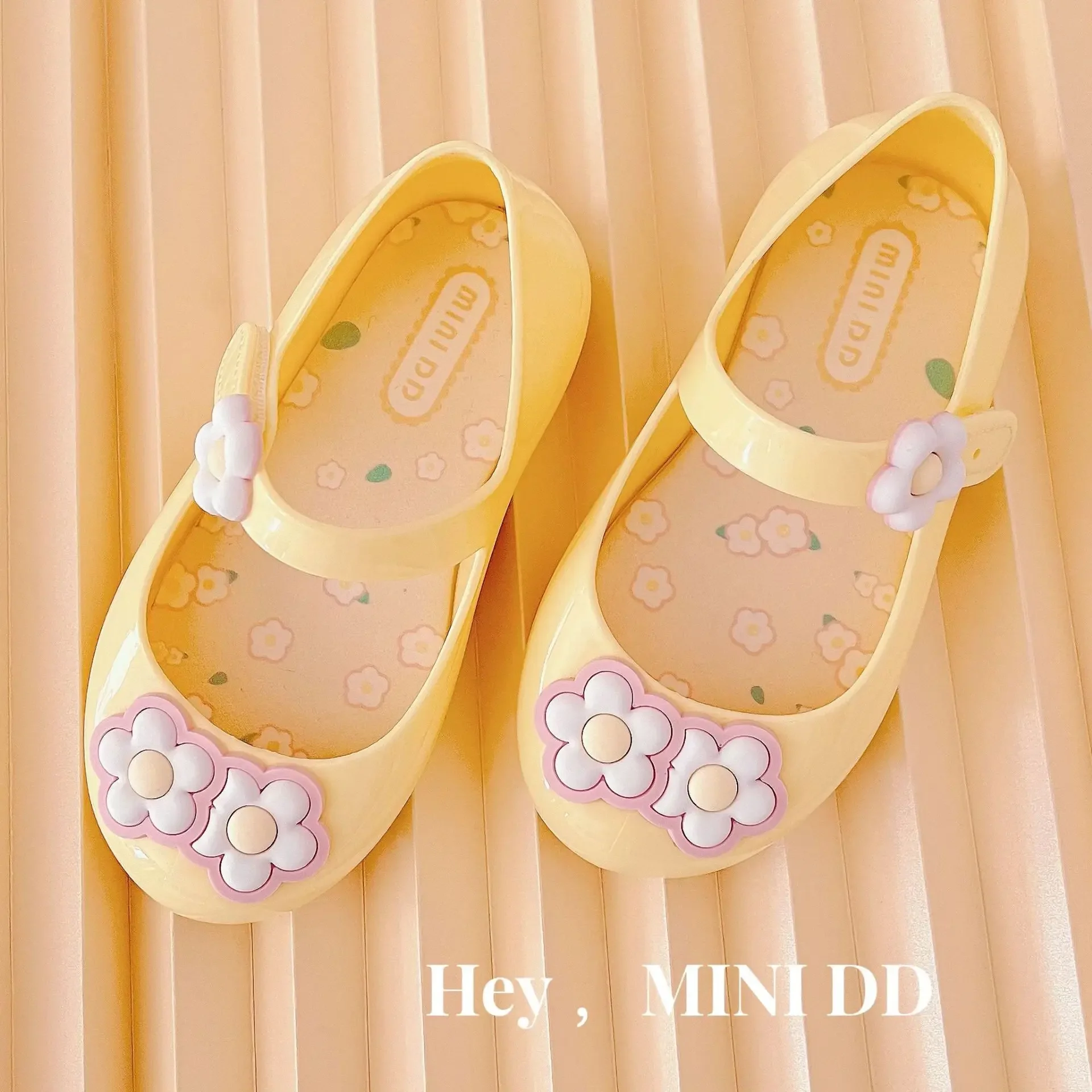 

Новинка лета 2024, туфли принцессы с цветочным узором для девочек, детская повседневная обувь на мягкой подошве на плоской подошве, нескользящая прозрачная обувь для девочек