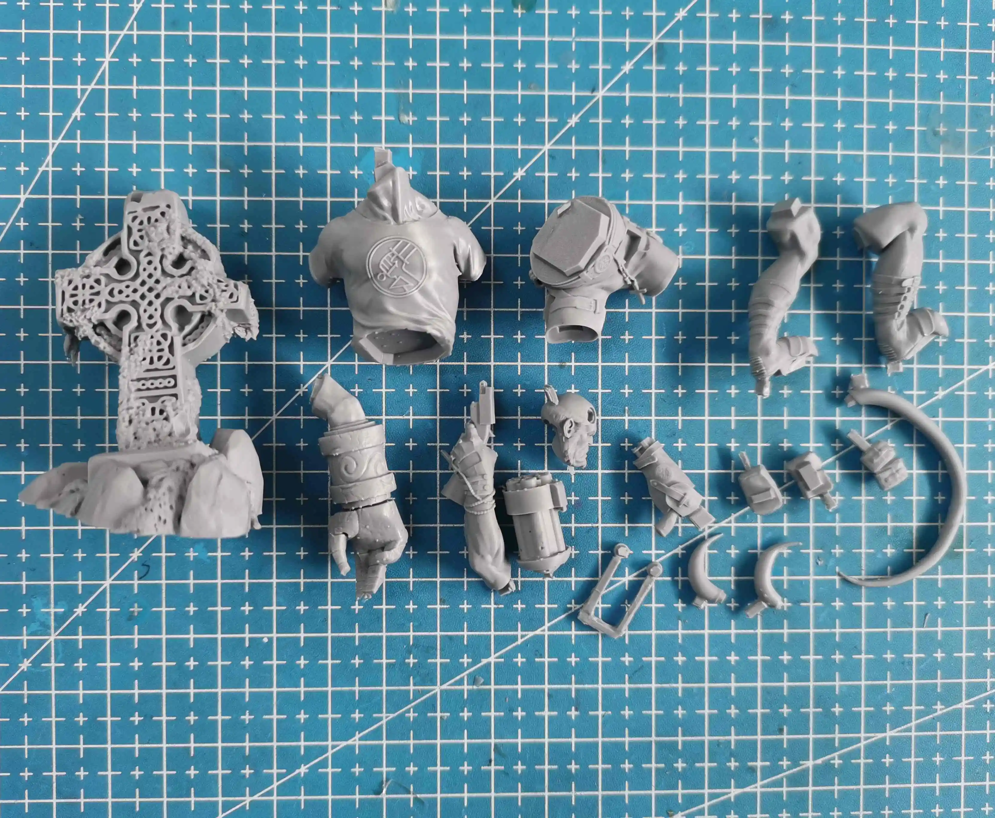 Kit Model Figur Resin 95Mm Tinggi Skala 1/24 Mainan Belum Dirakit dan Tidak Dicat Gaya Bersenjata Hellboy