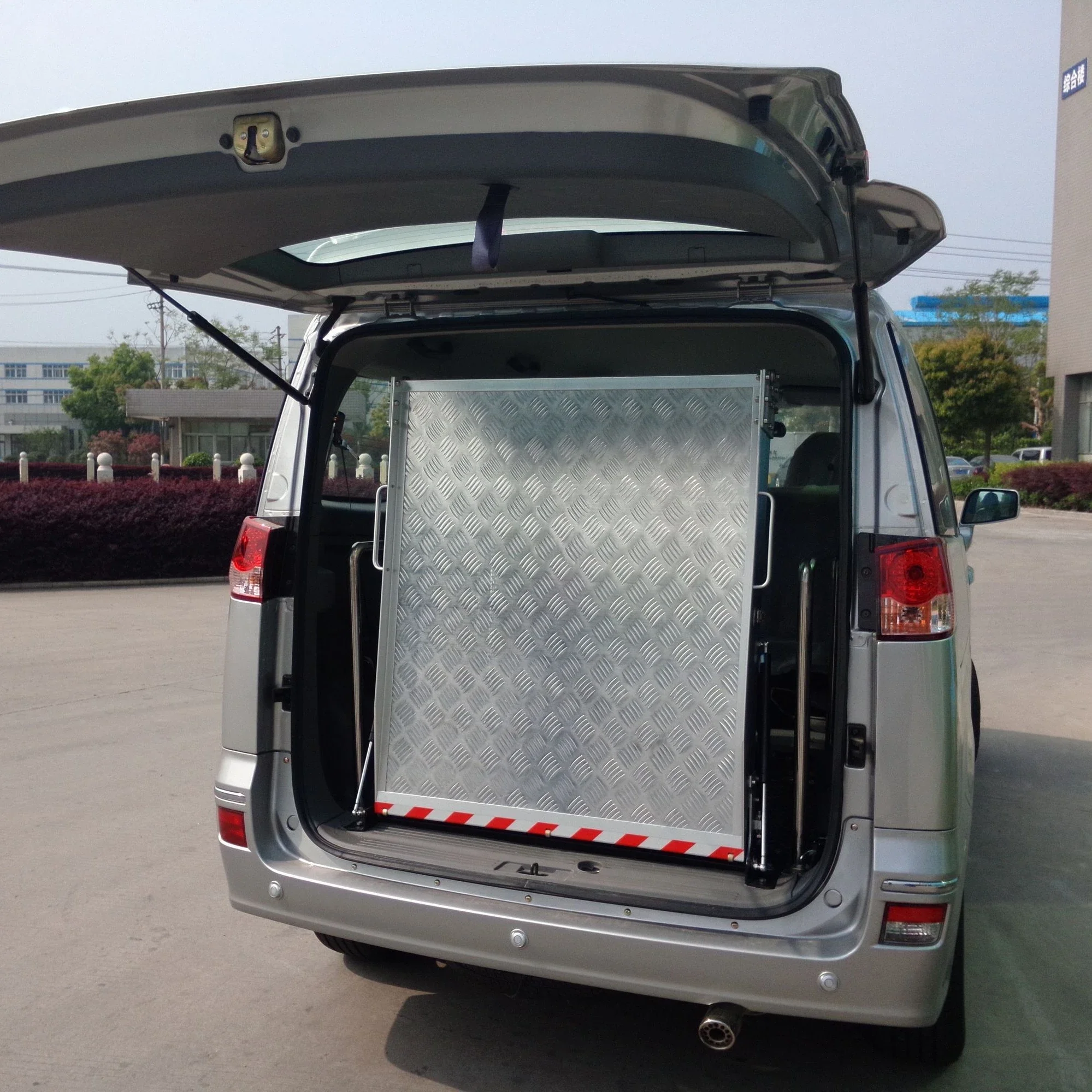 Handicap Accessible Aluminum Manual Wheelchair Folding Ramp For Van Minivan Loading Car Lift Ramp For Disabled Ce Certificate