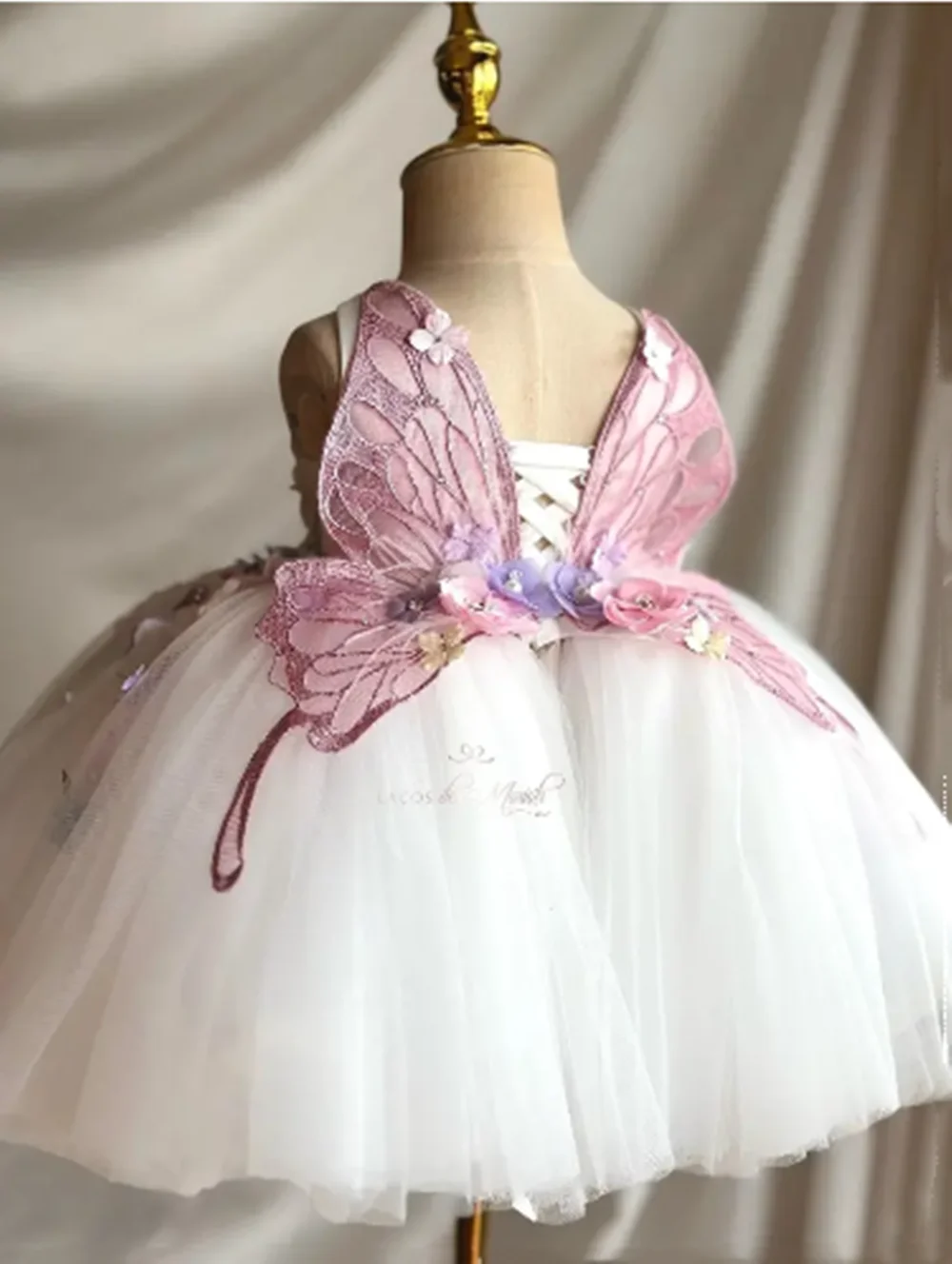 فساتين عيد ميلاد بيضاء للفتيات مُزينة بنقشة الزهور ملابس أطفال مخصصة فساتين فتاة الزهور البيضاء لحفلات الزفاف فستان المناولة الأولى للأطفال الصغار #2