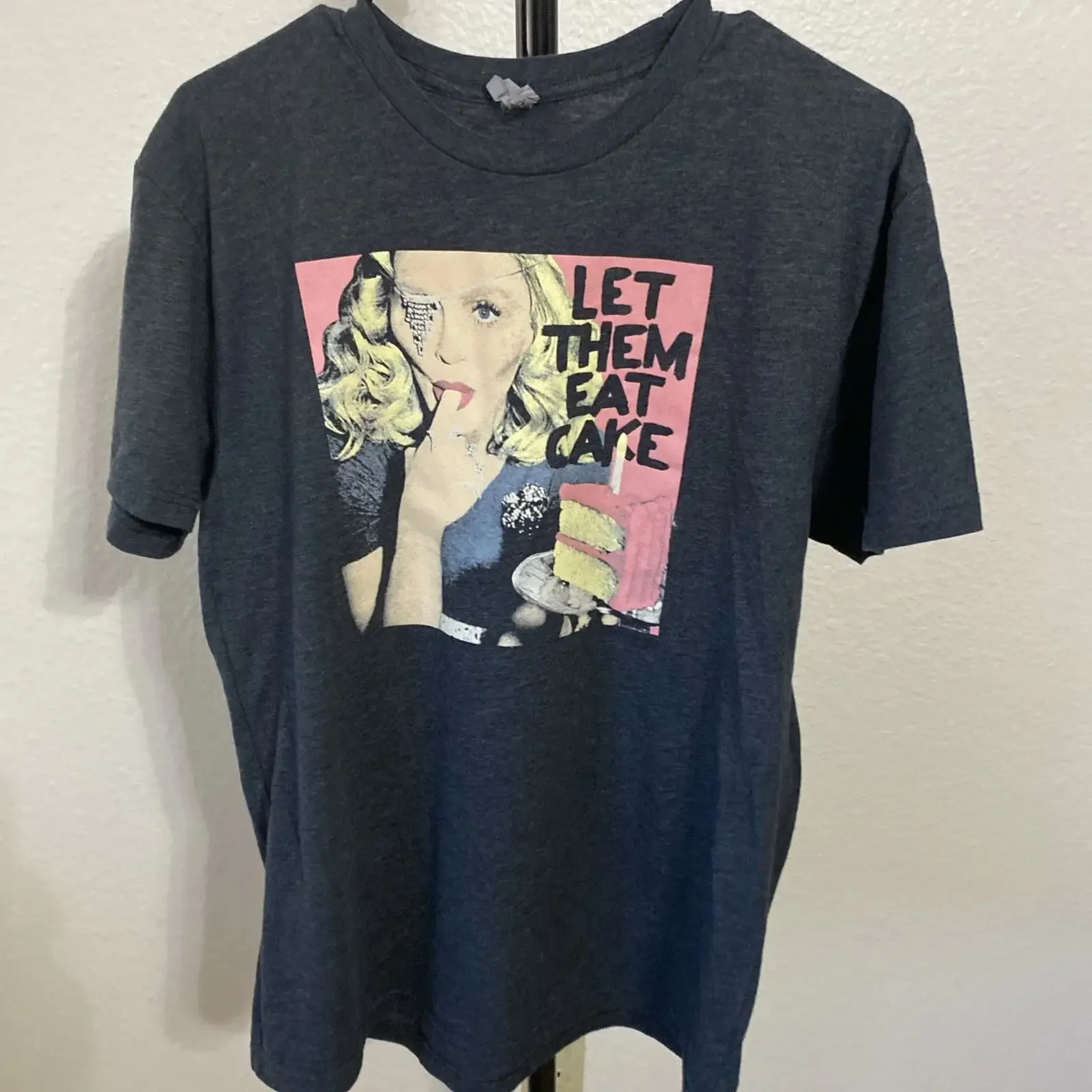 Camiseta de Concerto Madonna Rebel Heart Tour Let Them Eat Cake Tamanho Grande Feminino Vintage Lavada com Estampa Confortável e Estilosa