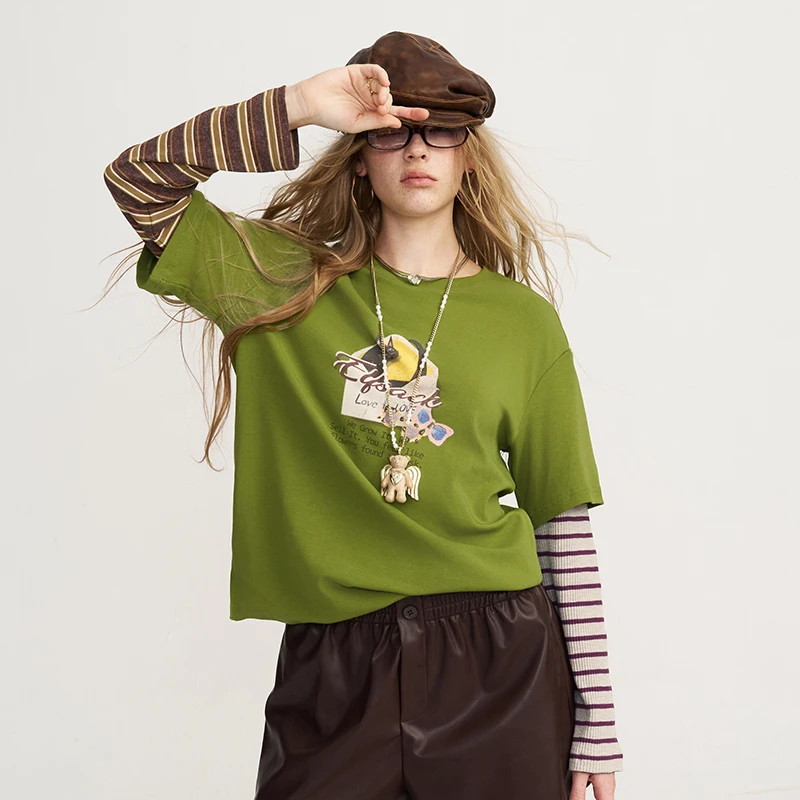 ELFSACK Women's Fake Two-Piece Cat Graphic Tee with Striped Long Sleeves, Casual Top for Daily Wear
