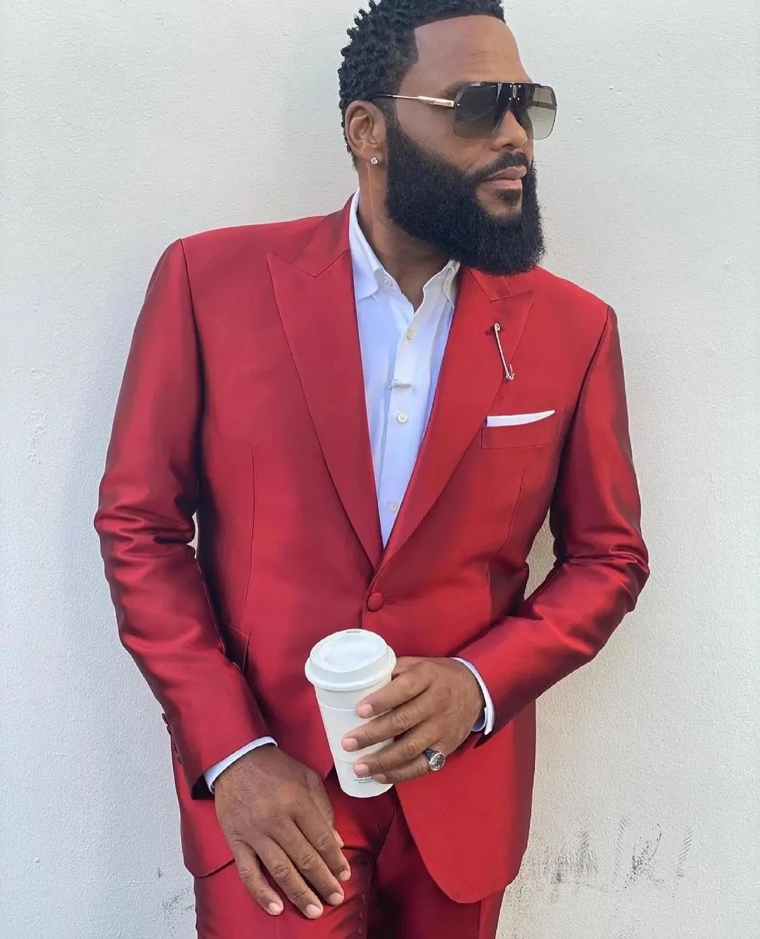 

Мужские костюмы из красного атласа, комплект из 2 предметов, однобортные свадебные смокинги с остроконечными лацканами, повседневные блейзеры для жениха, брюки на заказ