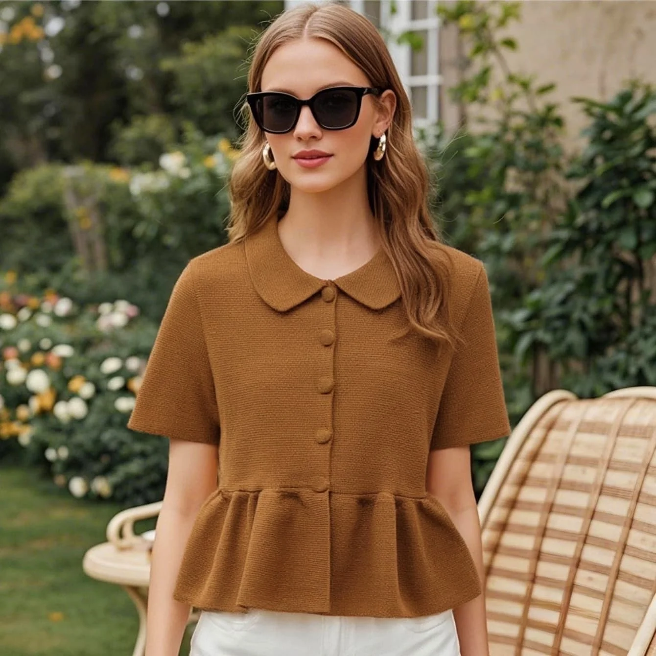 

Женский вязаный топ с короткими рукавами, воротником «Питер Пэн» и пуговицами — вниз спереди с баской по краю для милого и стильного образа