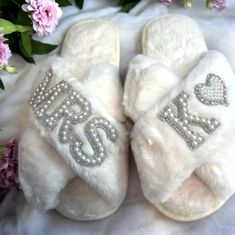 شباشب منفوشة بأحرف لؤلؤية مخصصة للأحرف الأولى شباشب لحفلات الزفاف وحفلات توديع العزوبية هدية لوصيفات العروس