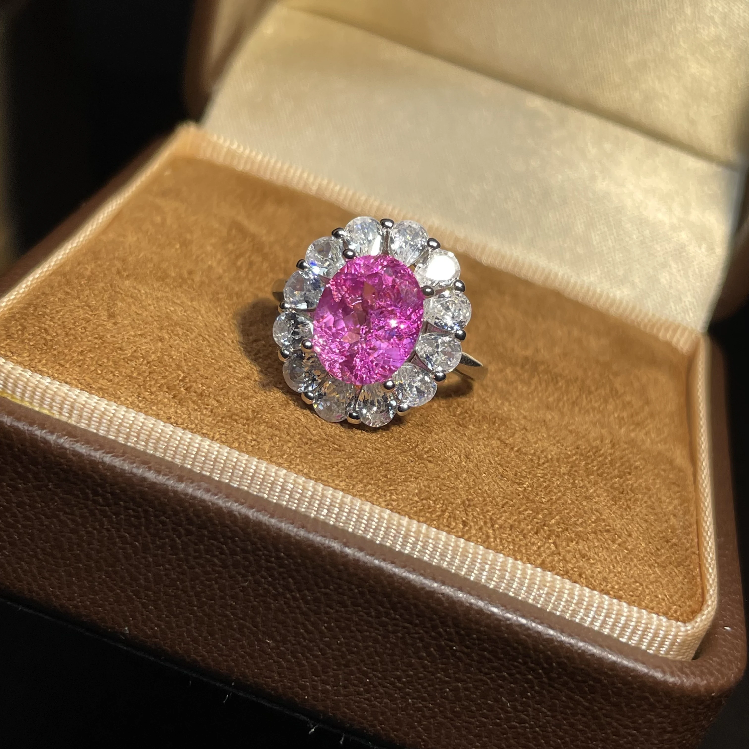 Oval-shaped single 6Ct blue sapphire set with diamonds, shining for a banquet party, wedding jewelry. 8*10mm 3
