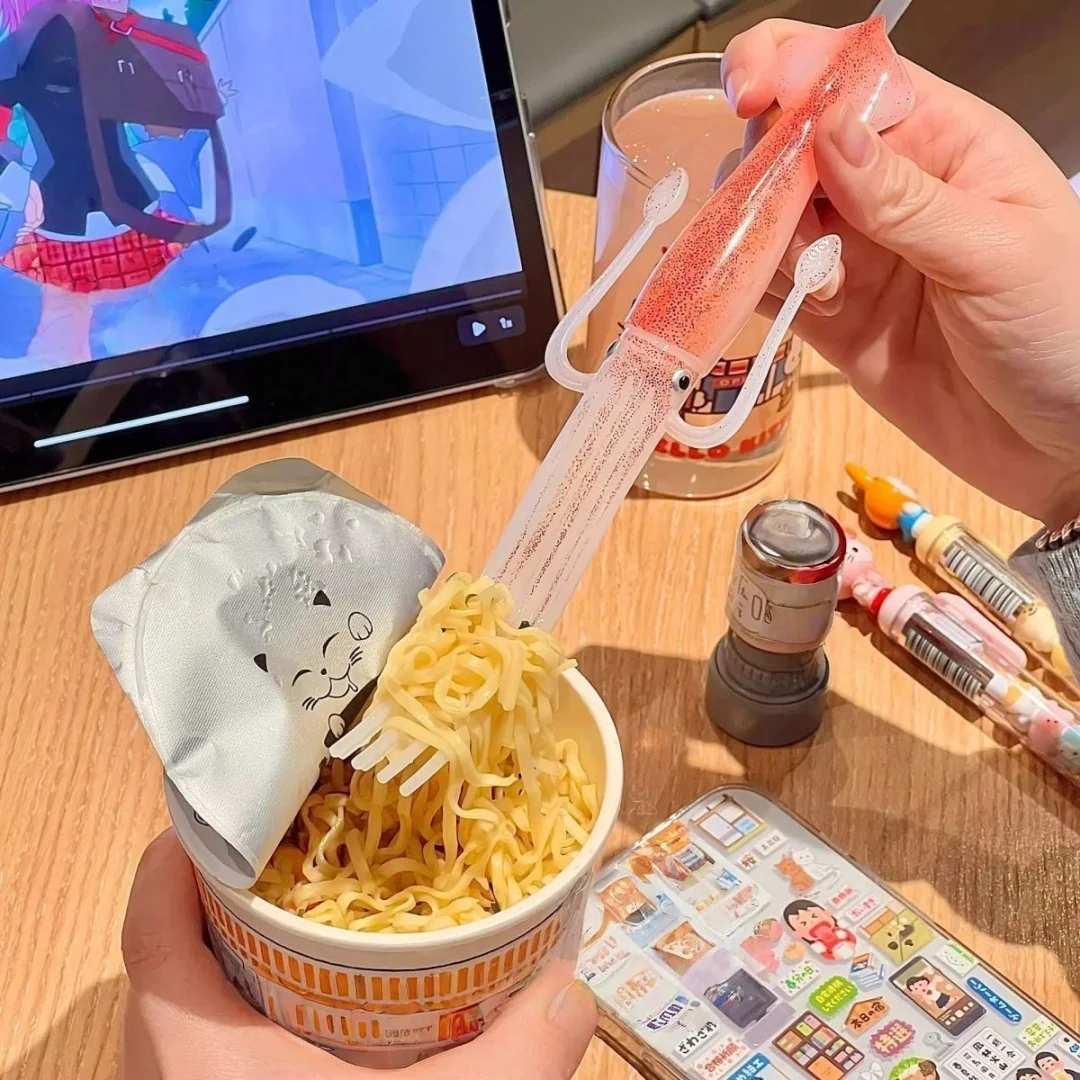 5 tenedores para ramen con forma de calamar, tenedores reutilizables con forma de calamar, vajilla creativa para cocinas domésticas y de restaurantes, tenedores para fideos para parejas, tenedores para fideos con forma de pulpo, utensilios para ensalada de ramen, utensilios de cocina divertidos, herramientas de cocina lindas con forma de calamar