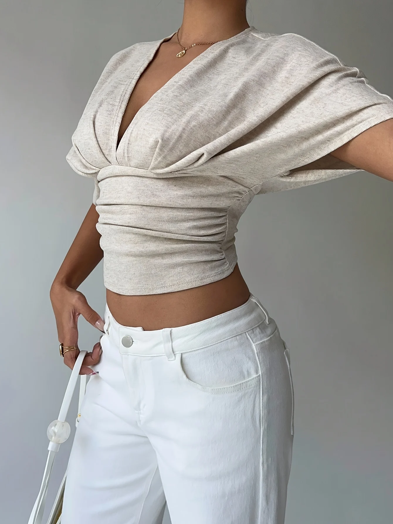 Damen Sommer T-Shirt in Aprikose mit Tiefem V-Ausschnitt und Kurzen Ärmeln, Figurbetont – Detail 6