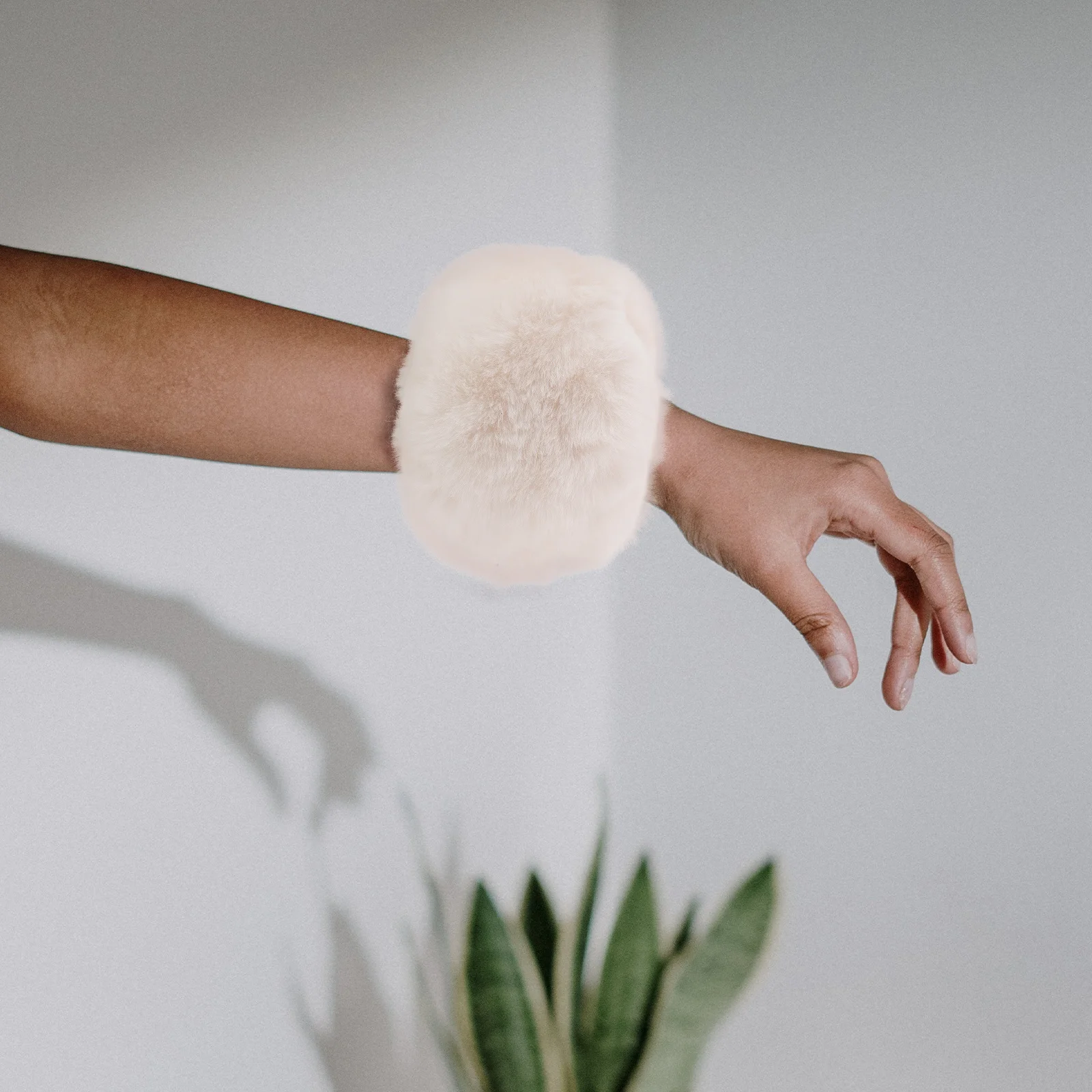 زوج واحد من أصفاد المعصم الصناعية النسائية المريحة والمتينة لتدفئة الذراع وحماية عزل الشتاء وتدفئة الذراع في الطقس البارد