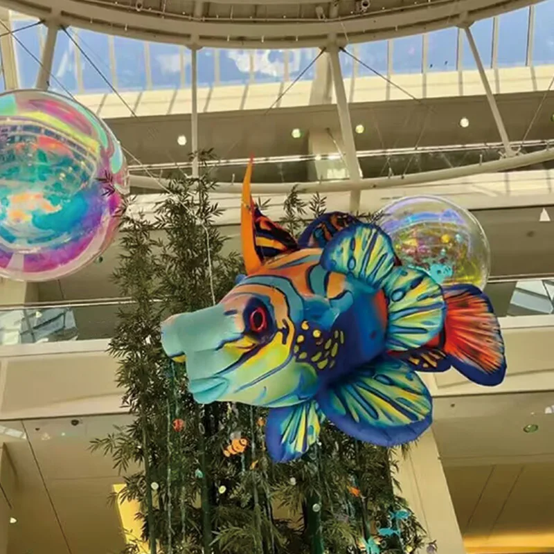 膨らませる色付きの魚、送風機付きの動物型エアモデル、屋外水族館、広場、ショッピングモールの装飾用の吊り下げ可能な小道具