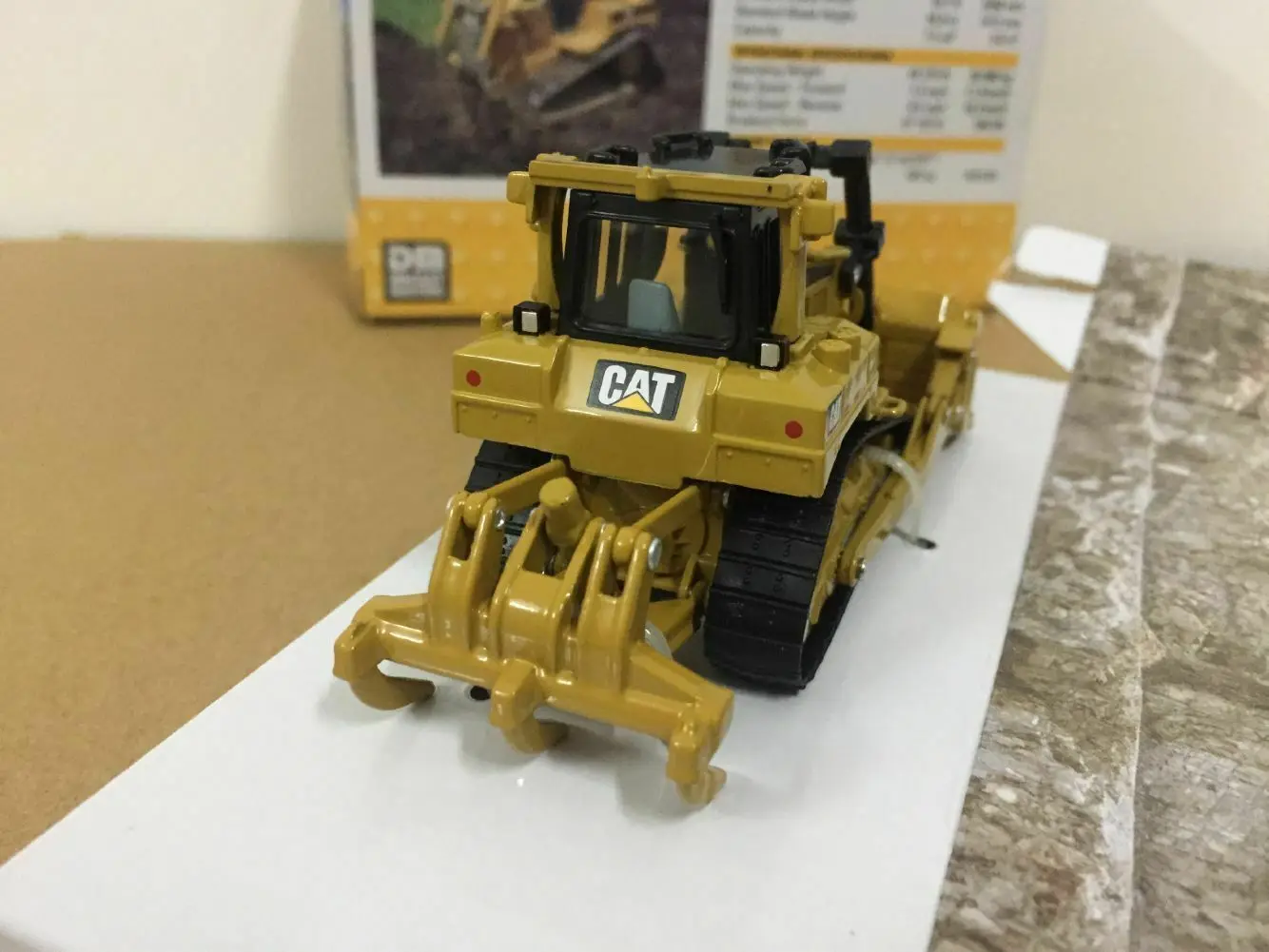 D6R XL Track-Type Tractor 1:64 Scale Metal Model By Diecast Masters 85607