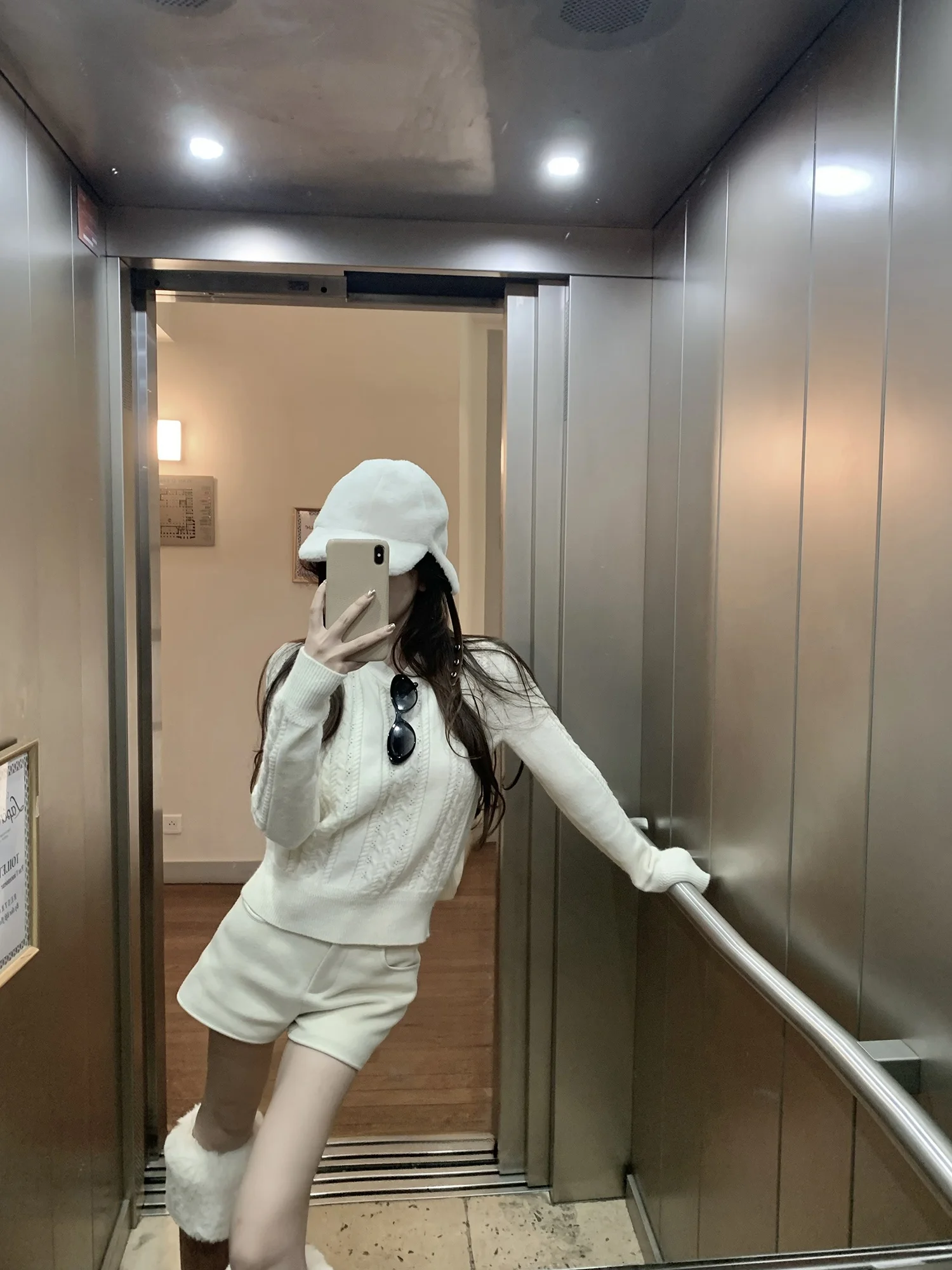 

Wuuus Snow Velvet Flower round Ne Fce Knitwear Women's Winter New Twist Knitted Top High-End Feeling Casual Sle