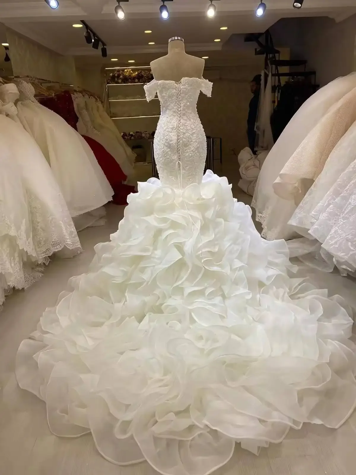 Abito da sposa personalizzato con applicazioni in pizzo a cuore Robe De Mariage con spalle scoperte Abito da sposa con volant a cascata in organza