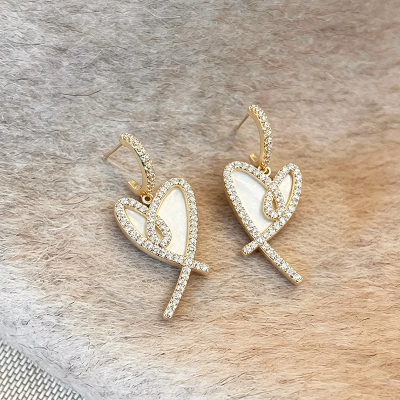 Goldfarbene Micro-Set Zirkon Unregelmäßige Herzförmige Hängeohrringe für Damen Modeschmuck Luxus-Accessoires Neues 2026 Design – Detail 10