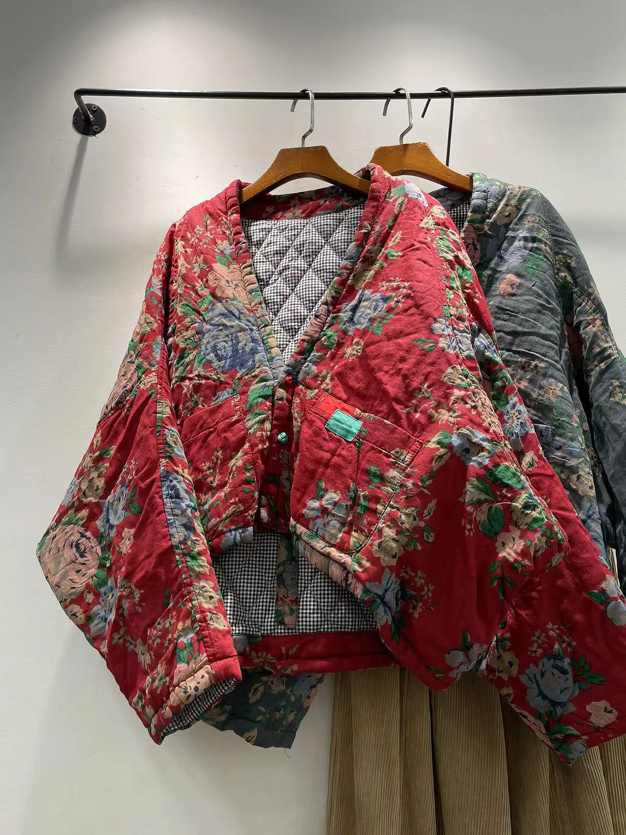 

Winter Women's Retro Floral Print V-Ne Long Sve Cotton Jaet plus Size Warm Cotton Padded Outerwear Faionable Slimming