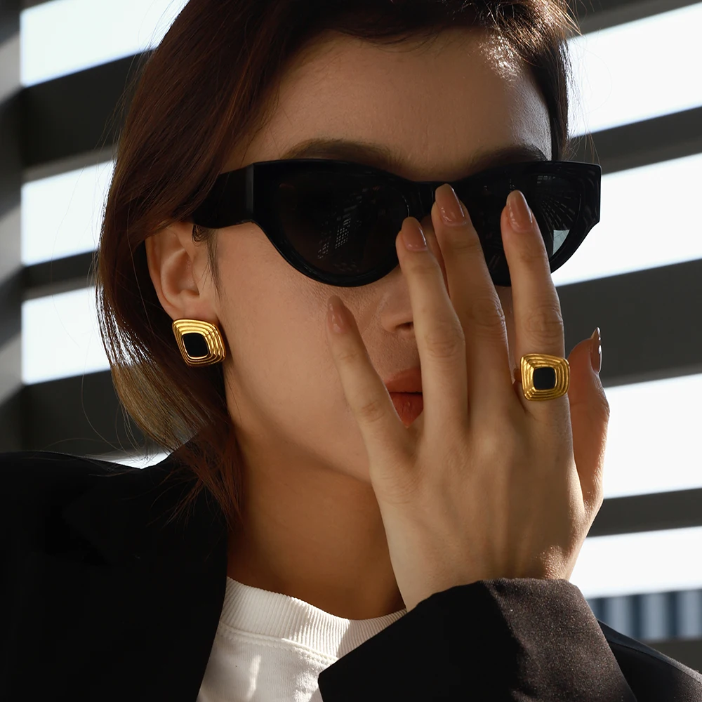 

AIKOER Retro Geometric Ribbed Square Ring 18K Gold Color Plated Stainless Steel Irregular Ring Women's Jewelry Gift for Her
