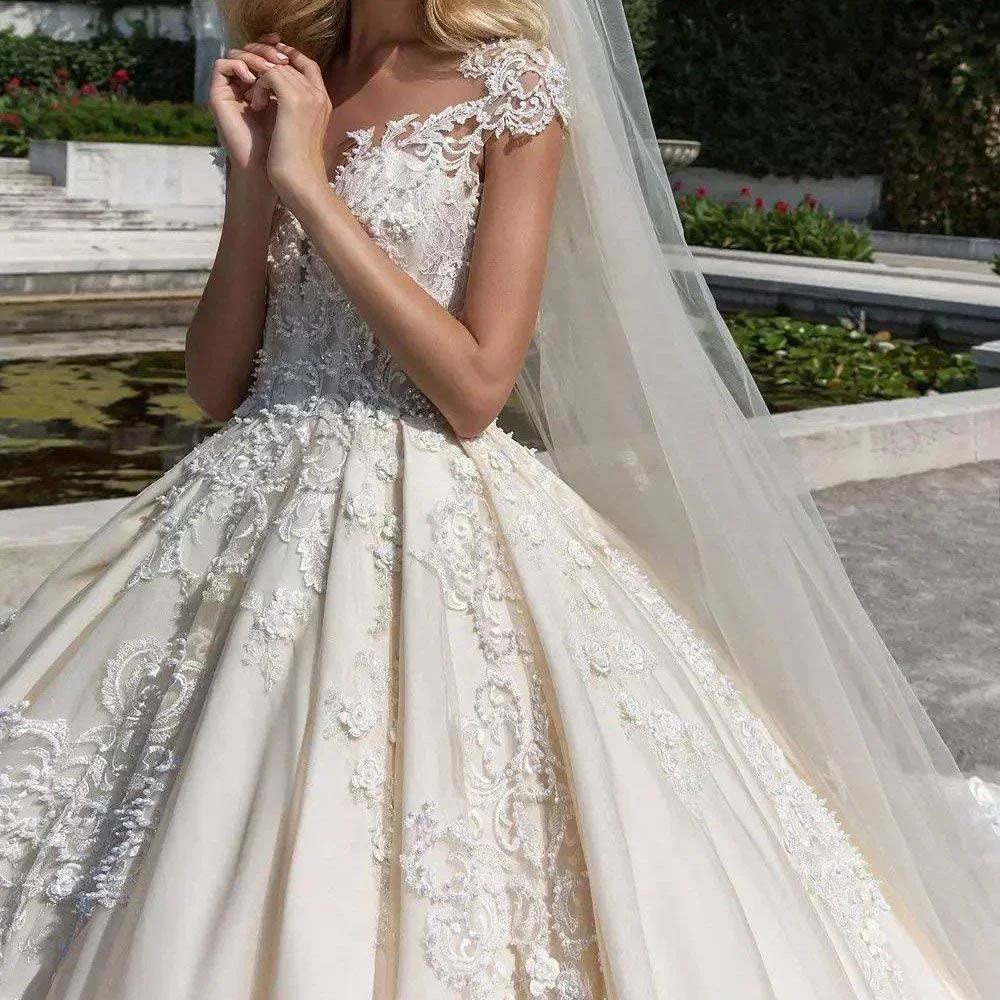 ヴィンテージ風サテンボールガウンウェディングドレス、3Dフラワー、床丈、エレガントなホワイト/アイボリーウェディングドレス、ボヘミアンスタイル