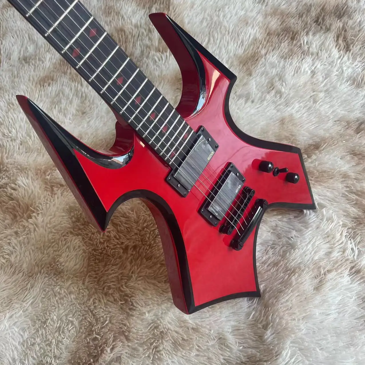 Heterogeneous split electric guitar, red high gloss body, black accessories, real shipping pictures, can be modified and customi