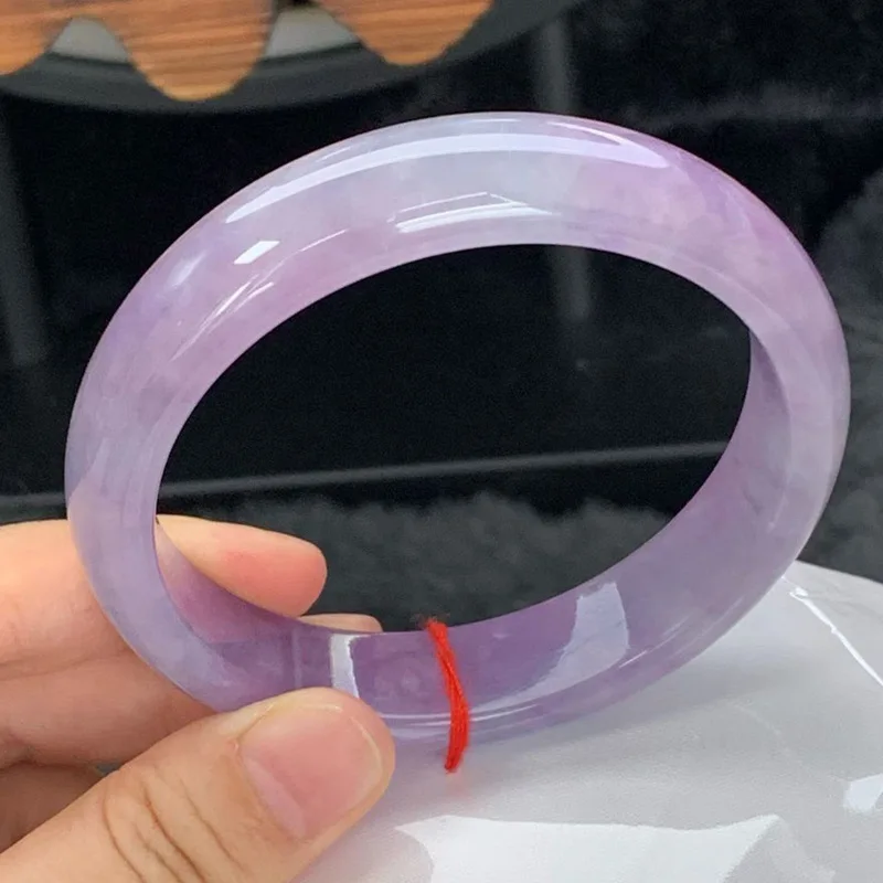 紫色の天然石を使用した、大ぶりのブレスレット。滑らかで美しい質感が特徴。 1