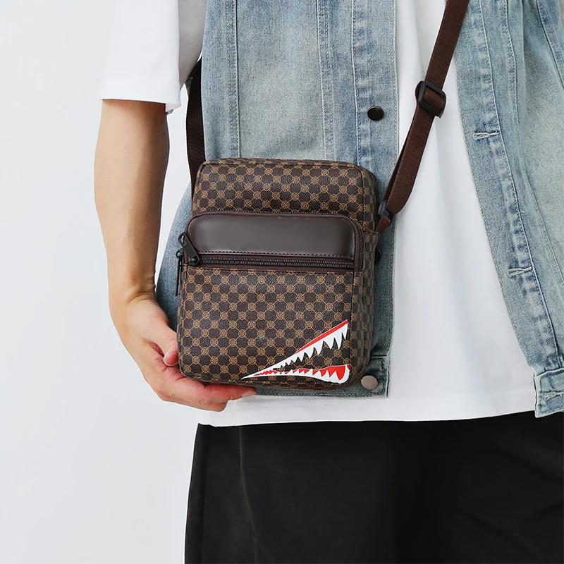 Мужская сумка на одно плечо с разноцветным дизайном и рисунком зубов акулы. Можно носить как один плечевой ремень.