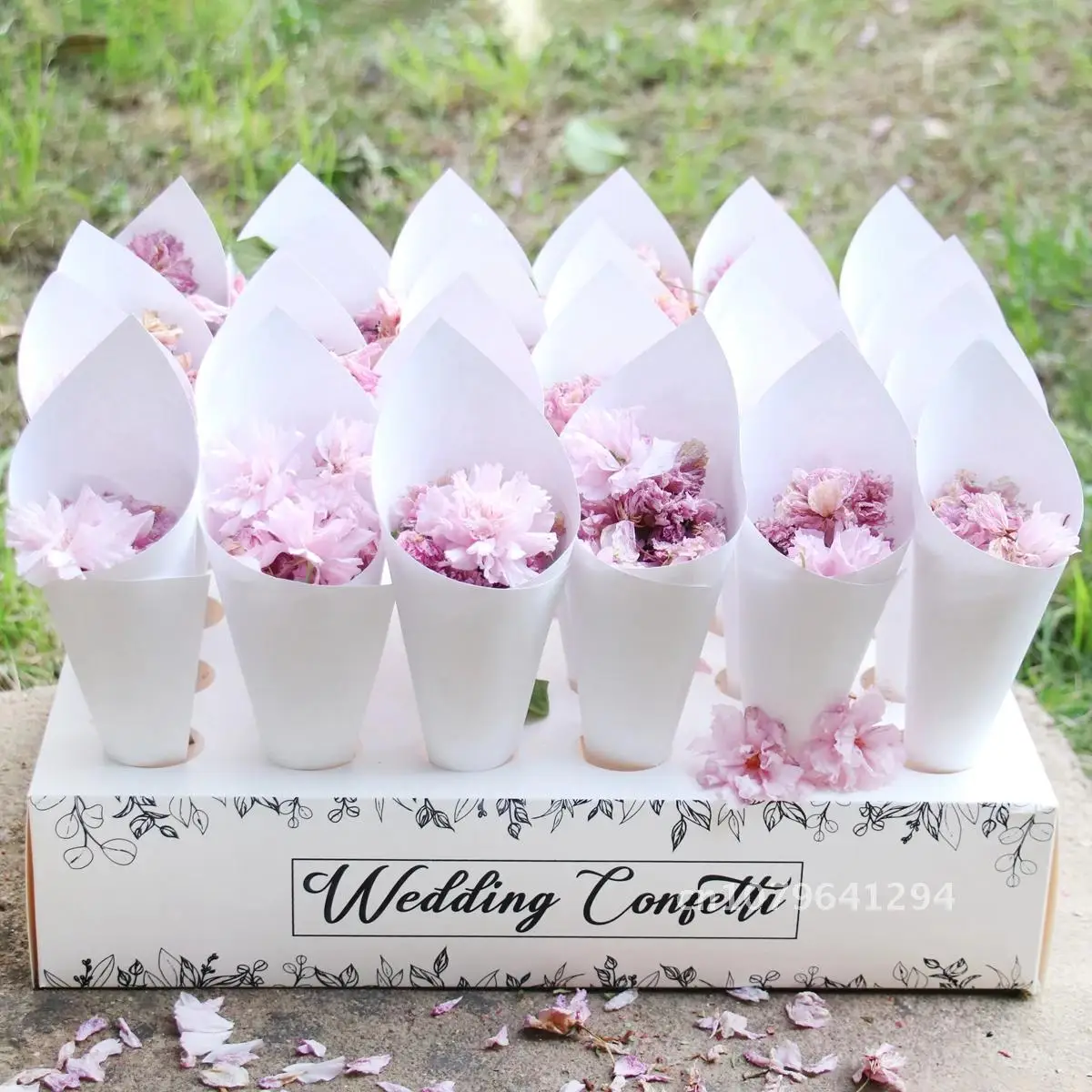 

Kraft Paper Wedding Confetti Cone Holder Support for Wedding Decor Confetti Cones Stand Box Tray Fake Flower Wedding Paper Cones