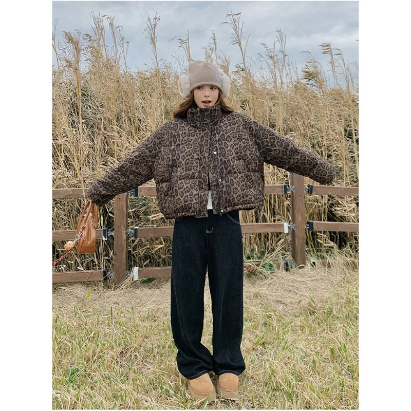 سترة قطن قصيرة بطبعة الفهد الرجعية للنساء في شتاء 2025 سترات باركاس ذات ياقة واقفة على الطراز الأمريكي الجديد