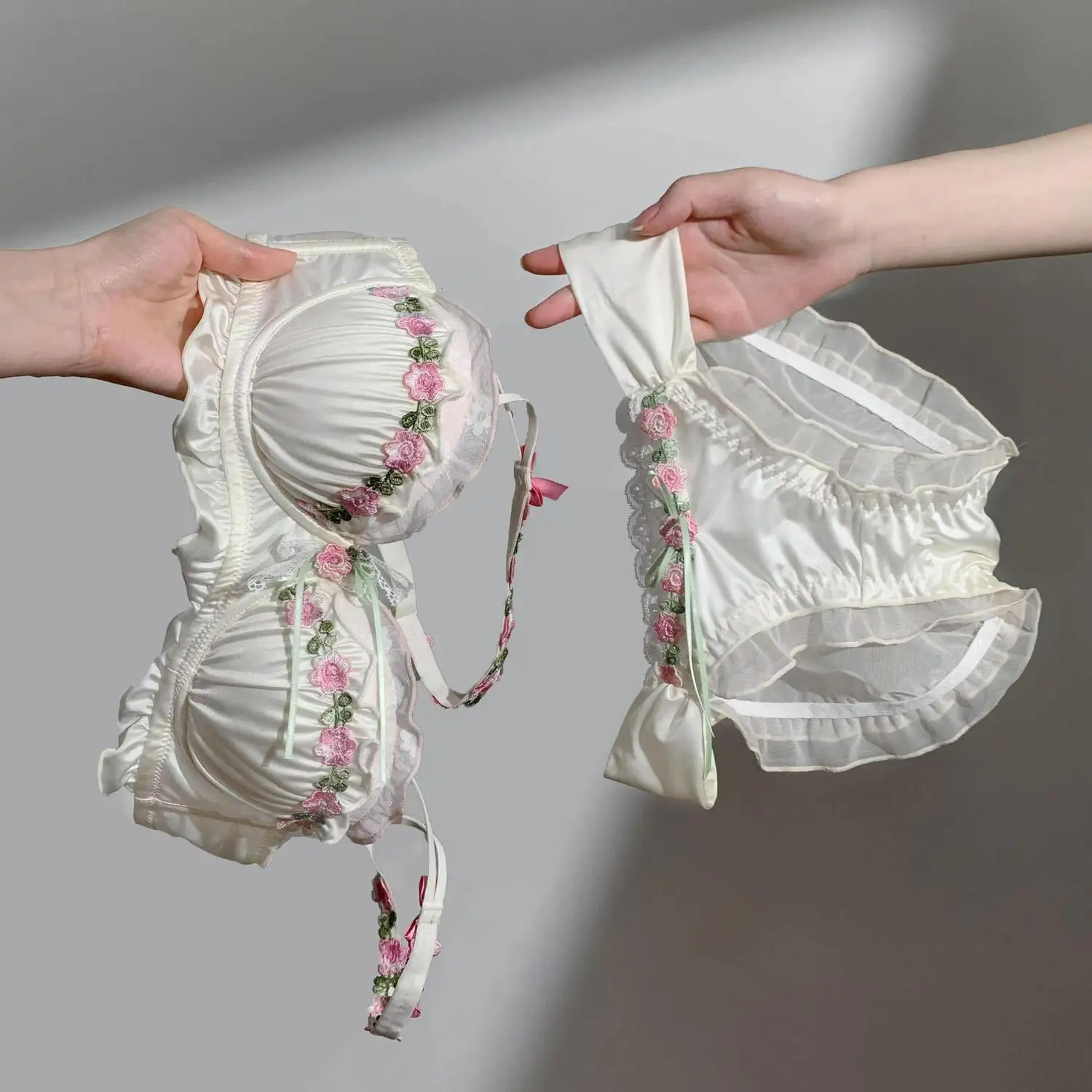 

Роскошное шелковое нижнее белье с вышивкой в стиле ретро, маленькая грудь, комплект с бюстгальтером Pure Desire, сладкий кружевной сексуальный топ с поддержкой