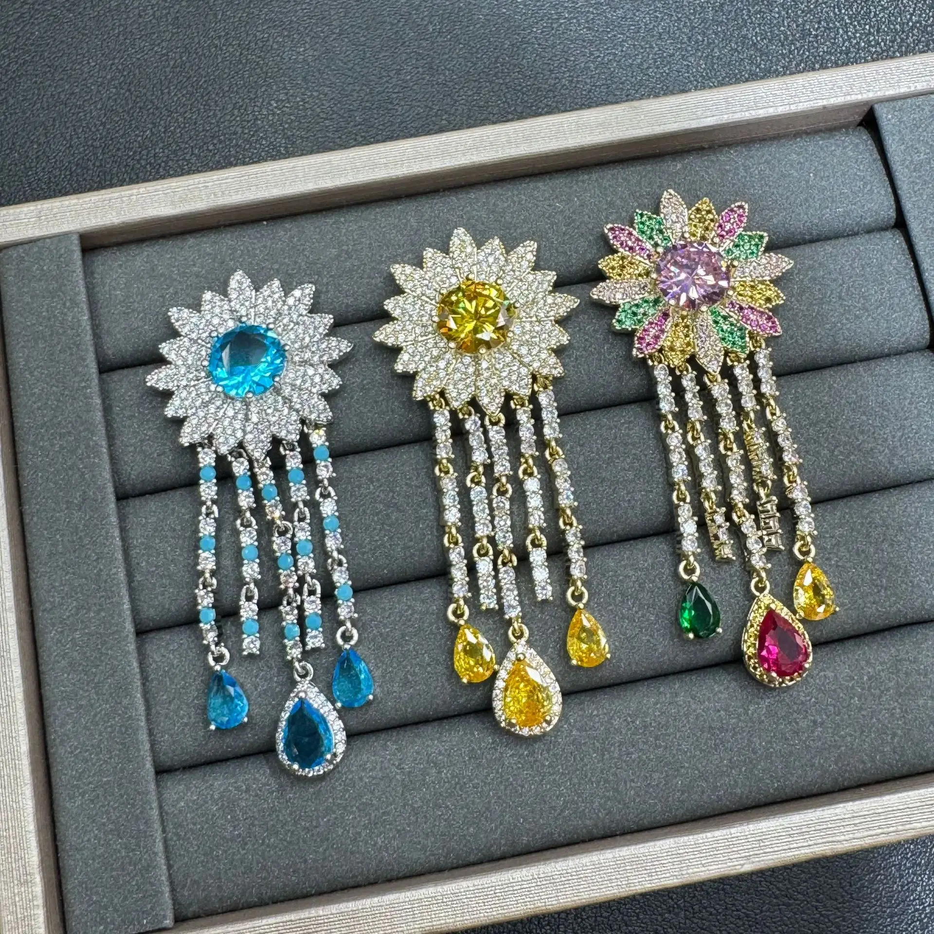 ต่างหูพู่ยาวประดับเพทาย เครื่องประดับแฟชั่นสำหรับผู้หญิง ต่างหูห้อยระย้าดีไซน์หรูหรา ประดับด้วยเพทายระยิบระยับ