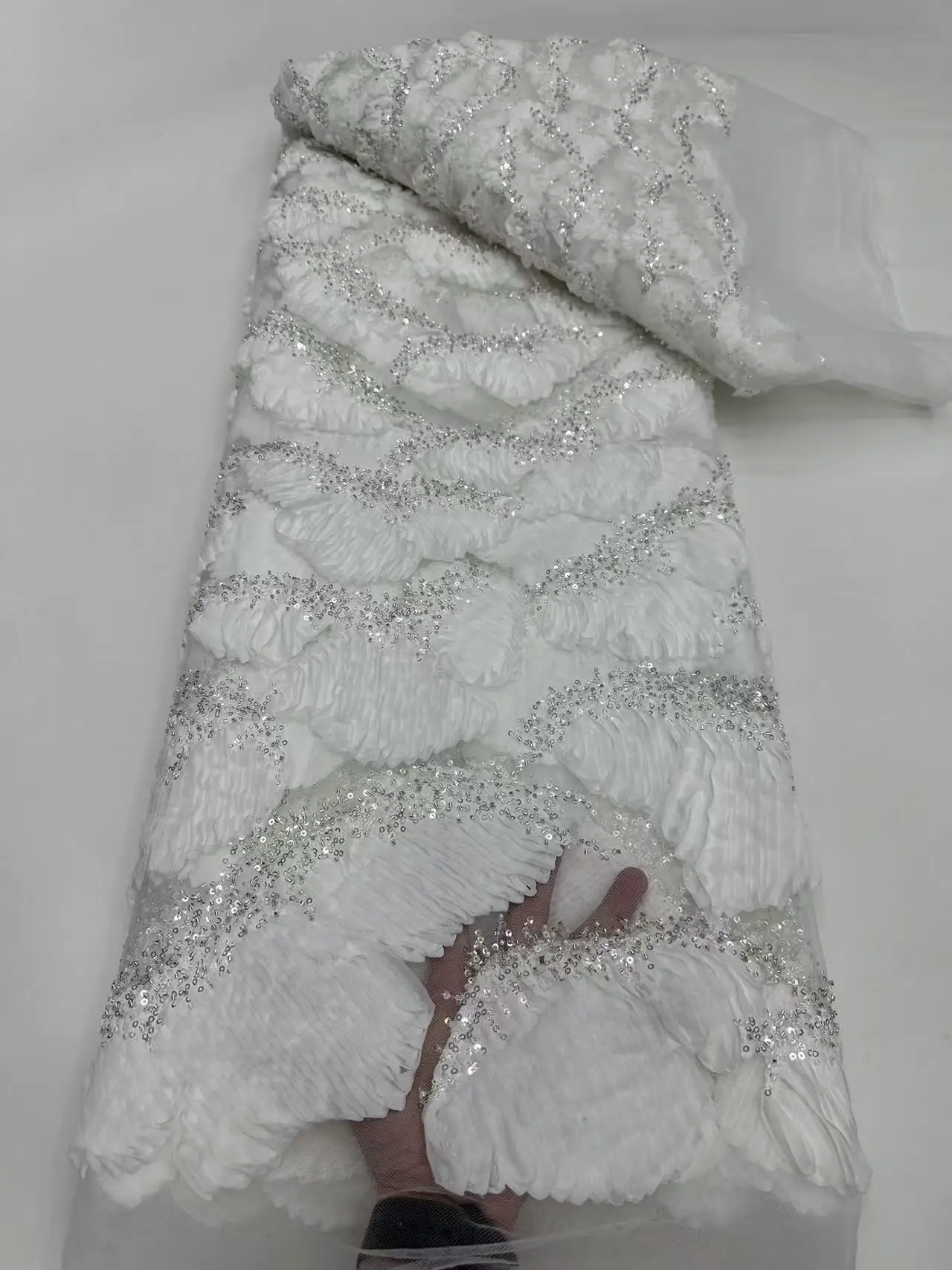 Paillettes africani Tessuti di pizzo con perline 2025 Ricamo rosso di alta qualità Tessuto di pizzo francese nigeriano per lacci da cucito da sposa Hm53-1
