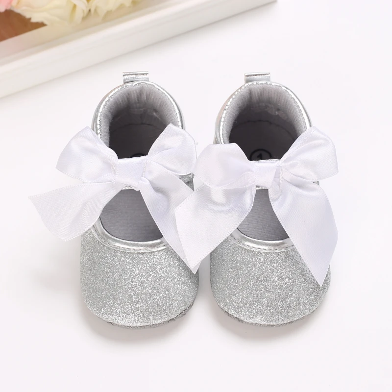 Simpatiche scarpe da bambina in argento Scarpe da principessa con fiocco PU antiscivolo Suola morbida Infantile Primi camminatori Scarpe da culla per neonato