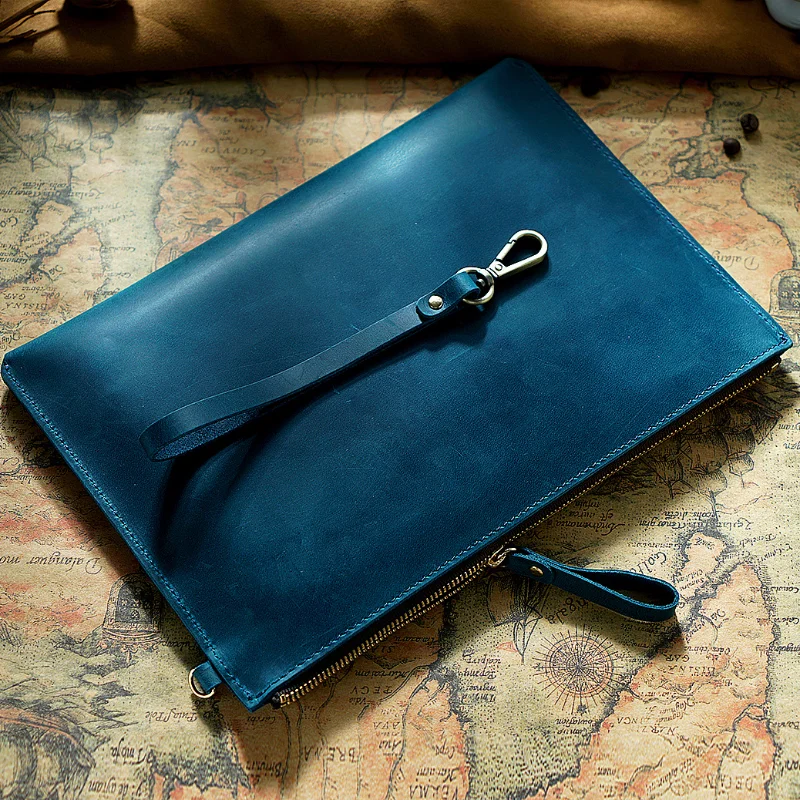 حقيبة يد AIGUONIU كلاسيكية من الجلد الطبيعي للرجال بنمط مغلف كلاسيكي مع حزام معصم كاجوال