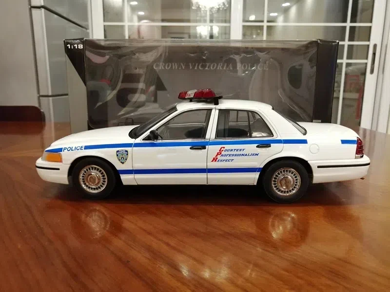 AUTOart 1:18 New York Police Department Painting Simulation Limited Edition Resin Metal Static Car Model Toy Gift