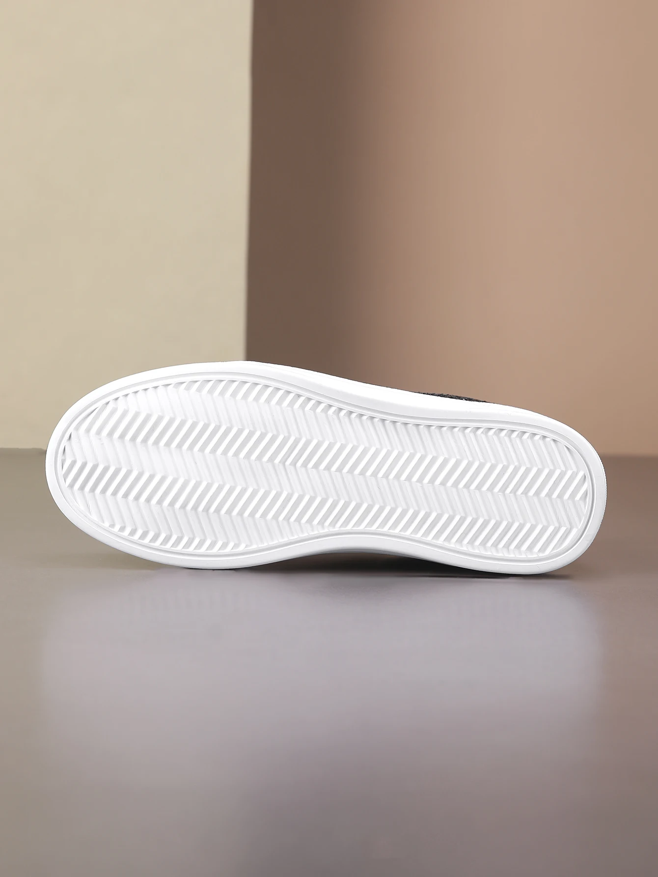 New Style Women's Non-Slip Thick-Soled Fashionable and Comfortable Shiny Silver Casual Sneakers with Leather Surface, Lightweight and Breathable Sports Shoes