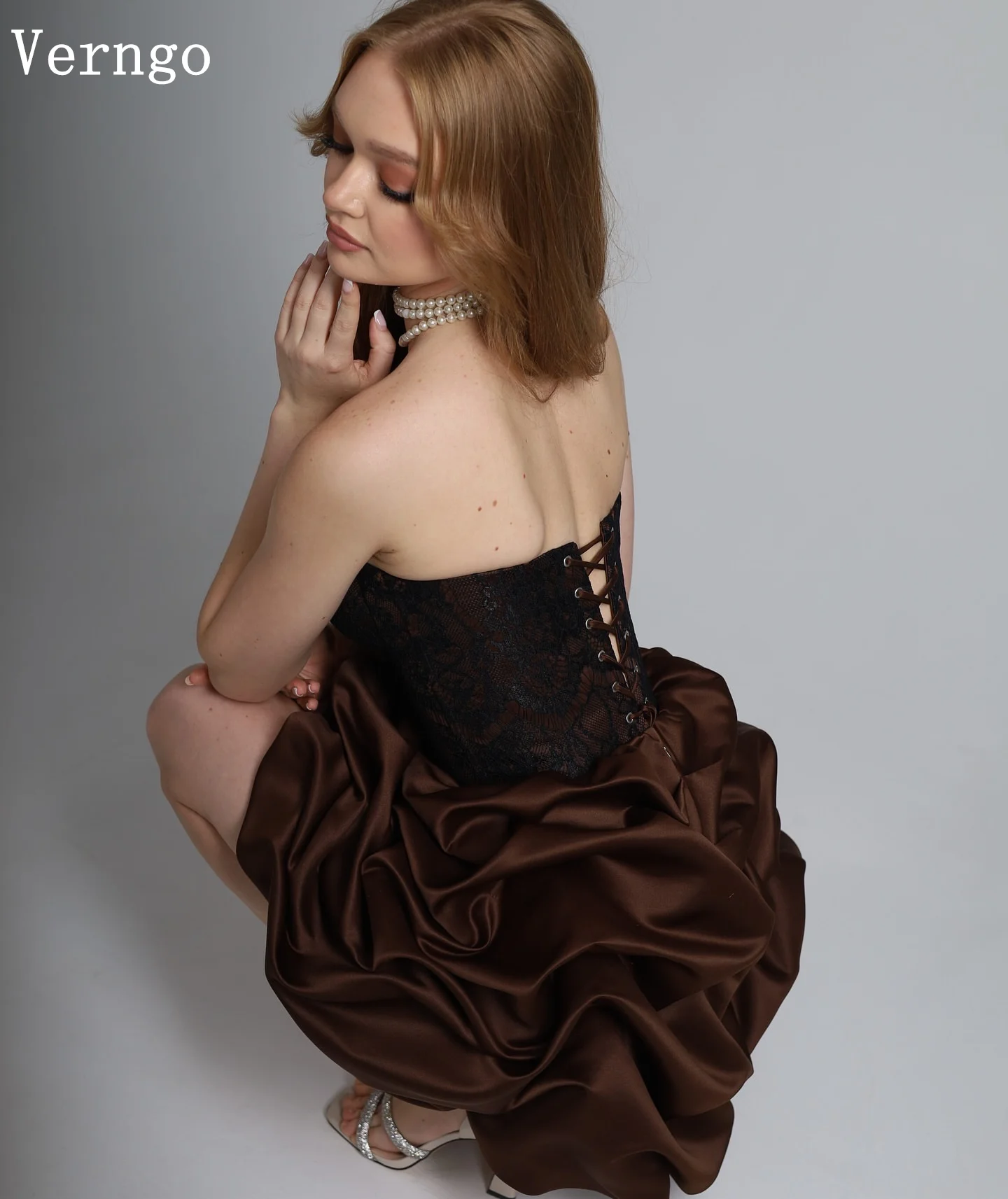 Verngo-vestido de noche de satén marrón, escote en forma de corazón, vestidos de baile plisados con cordones, vestido para ocasión Formal personalizado