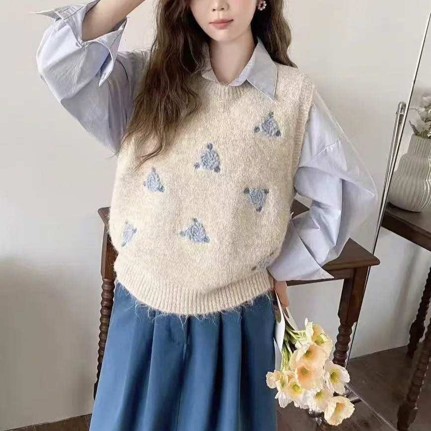 

Autumn Fashion College Style Women's Tank Top Loose Knitted round Neck Flower Embroidery Vest Sleeveless Top Trendy Shoulder Pad