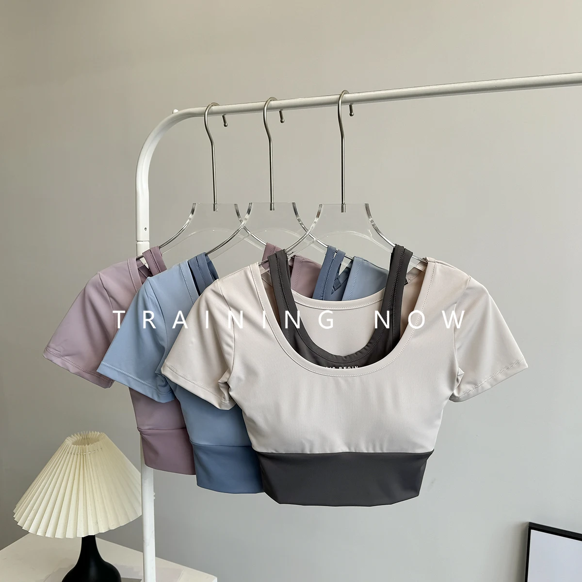 

Высококачественный спортивный женский летний облегающий короткий стиль с короткими рукавами и нагрудной подушечкой, топ для йоги, быстросохнущий бег, упражнения для фитнеса